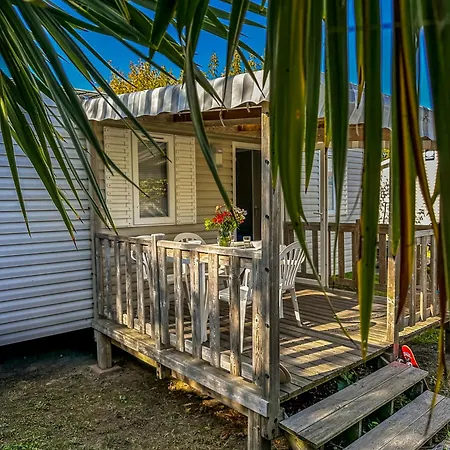 Camping Le Lagon Bleu *