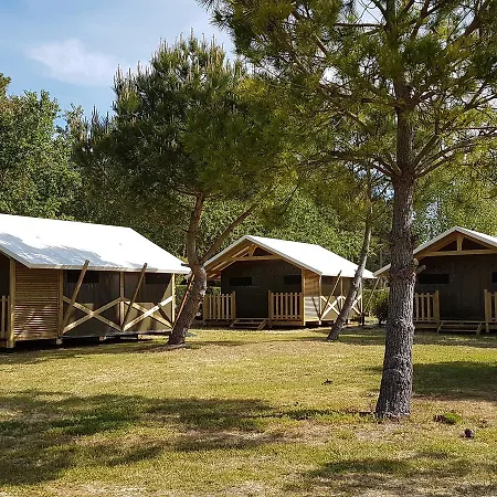 Camping Le Lagon Bleu Hotel *