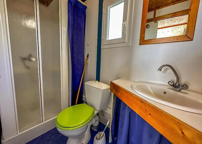 Camping Le Lagon Bleu *