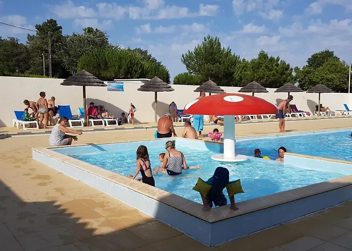 Camping Le Lagon Bleu *