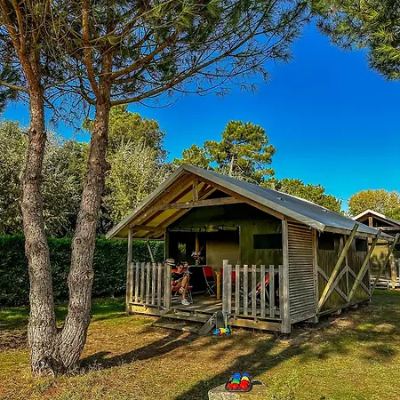 Camping Le Lagon Bleu Hotel