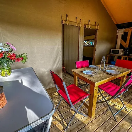 Camping Le Lagon Bleu Hotel