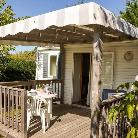 Camping Le Lagon Bleu Hotel *