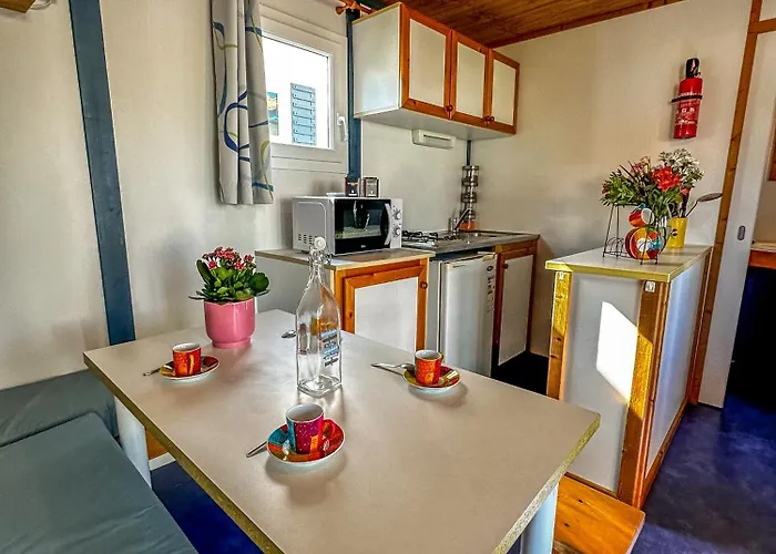 Camping Le Lagon Bleu *